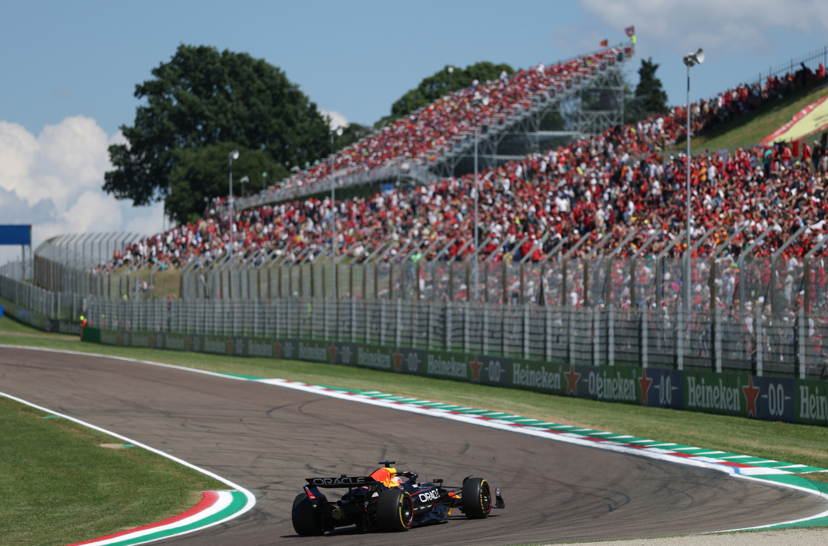 SMALL_圖5-衛冕四屆冠軍的Max Verstappen，在艾米利亞羅馬涅大獎賽中從第二位起跑成功超越Oscar Piastri並贏得本季第二勝。（Red Bull 提供）